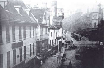 THE BEECROFT SHOP ON CHEAPSIDE. This was never an Elizabethan building but the name was used in advertising to emphasise business continuity THE BEECROFT SHOP ON CHEAPSIDE. This was never an Elizabethan building but the name was used in advertising to emphasise business continuity